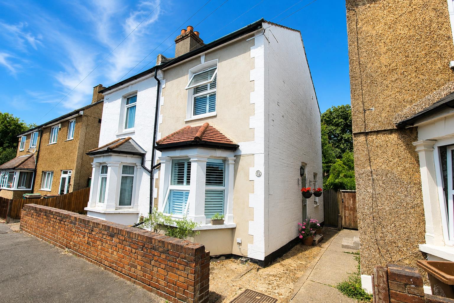 3 bed property in Wood Street, Mitcham